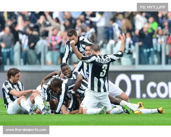 尤文图斯vs莱切赛前,球迷巨型TIFO致敬俱乐部传奇